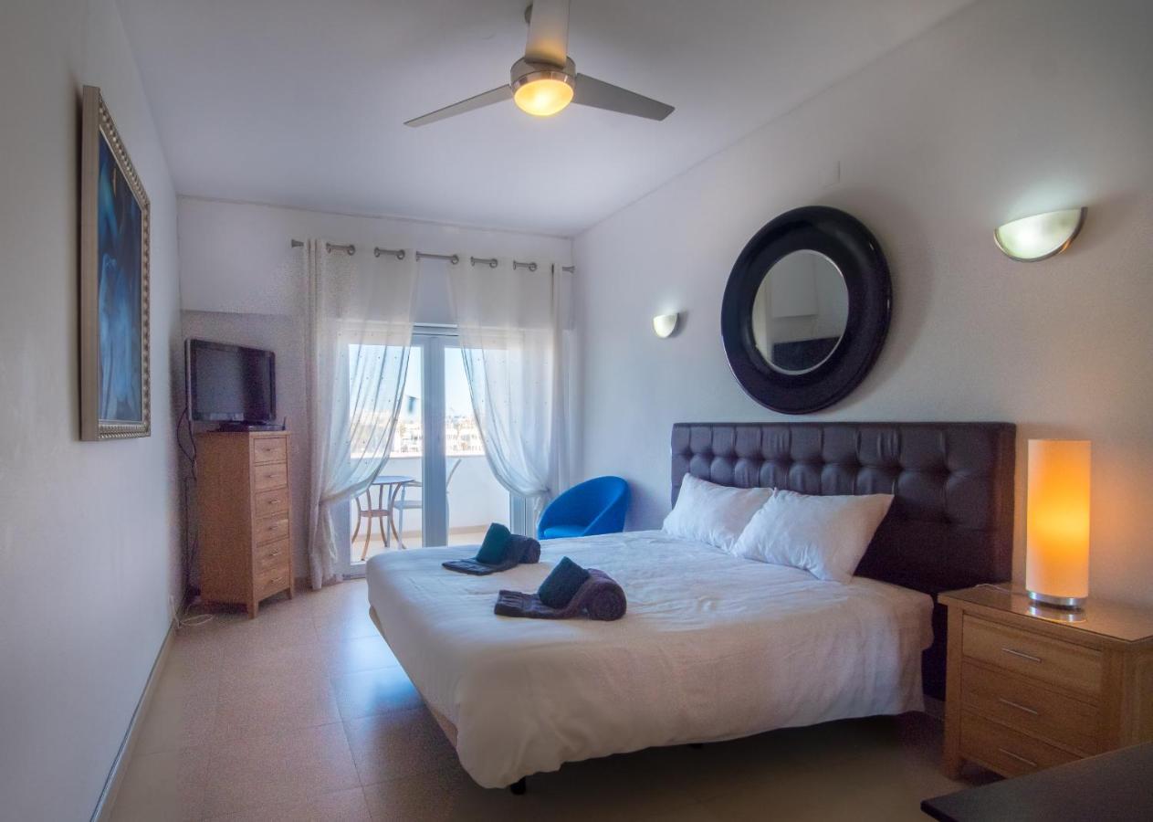 Lagos Main Avenue Studio With Marina View Balcony Exterior photo
